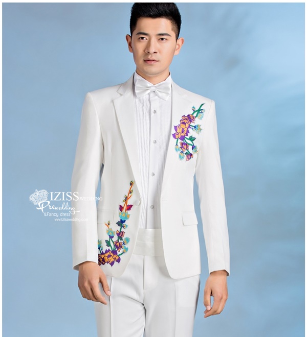 ST066 **พรีออเดอร์**สูทจีนผู้ชายสีขาวแขนยาวลายดอกเหมยสีเหลืองม่วง ติดกระดุมสีขาว พร้อมกางเกงสีขาวขาสอบ ชุดสูทเจ้าบ่าว สูทแฟนซี ถ่ายพรีเวดดิ้ง & ชุดแต่งงานแฟนซี (Fancy wedding dress) สูทผู้ชายสีขาว