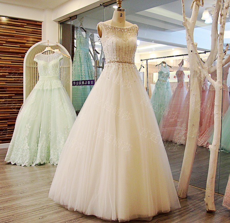 BRL023 **พรีออเดอร์**ชุดแต่งงานหรูหราประดับดอกไม้ผสมเพชรและคริสตัล สวยงามดุจเจ้าหญิง