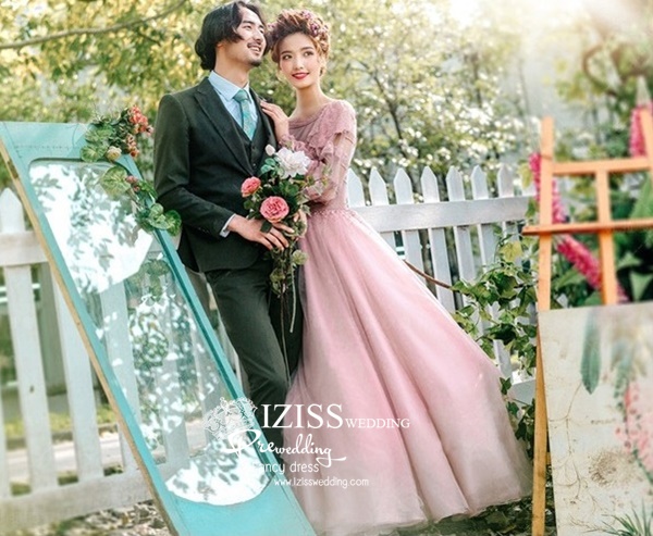 PW566- **พร้อมส่งค่ะ**ชุดคู่ถ่ายพรีเวดดิ้ง (prewedding dress) & ชุดแต่งงานแฟนซี (Fancy wedding dress)ชายหญิง "ธีมสีชมพูกลีบบัว"