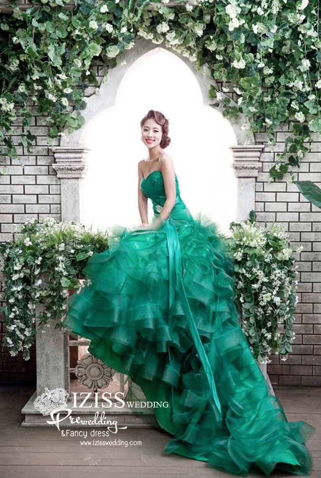 PW393- **พรีออเดอร์**ชุดคู่ถ่ายพรีเวดดิ้ง (prewedding dress) & ชุดแต่งงานแฟนซี (Fancy wedding dress)ชายหญิง "ธีมสีเขียว"