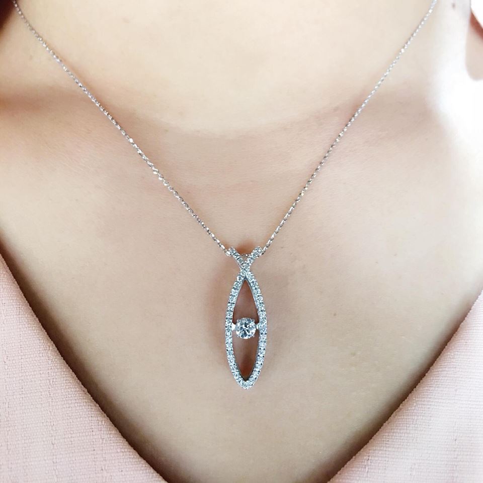 จี้+สร้อยเพชร Dancing Diamond หมายเลข P41 เพชรเม็ดกลาง 20 ตัง เพชรน.นรวม 43 ตัง ราคาพิเศษ 29,900 บาท 🎉🎉สนใจทัก https://line.me/R/ti/p/%40passiongems🎉🎉