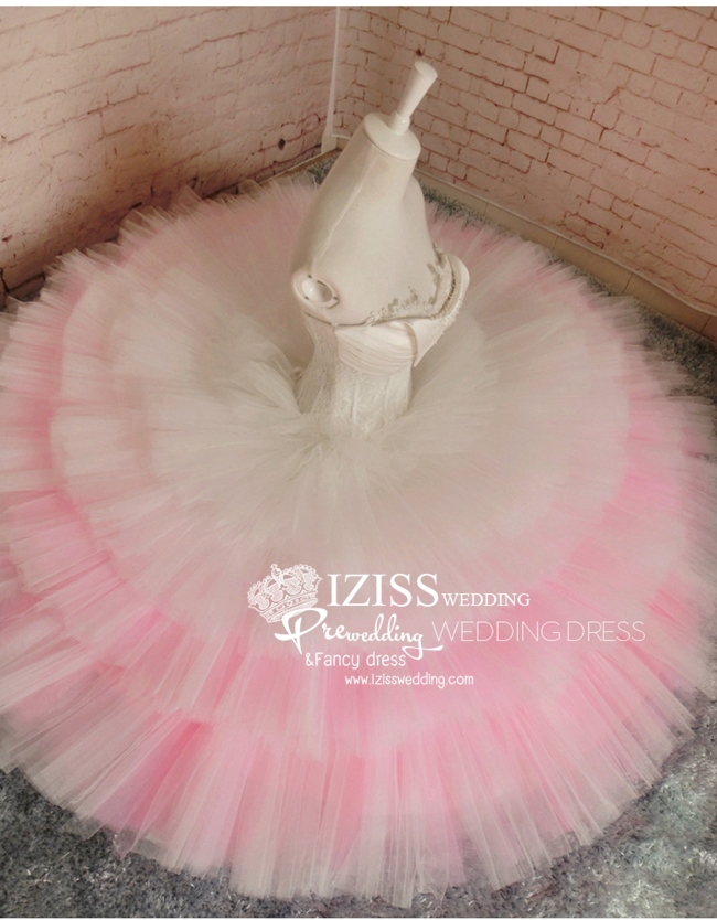 PW399- **พรีออเดอร์**ชุดคู่ถ่ายพรีเวดดิ้ง (prewedding dress) & ชุดแต่งงานแฟนซี (Fancy wedding dress)ชายหญิง "ธีมสีขาวผสมชมพู"