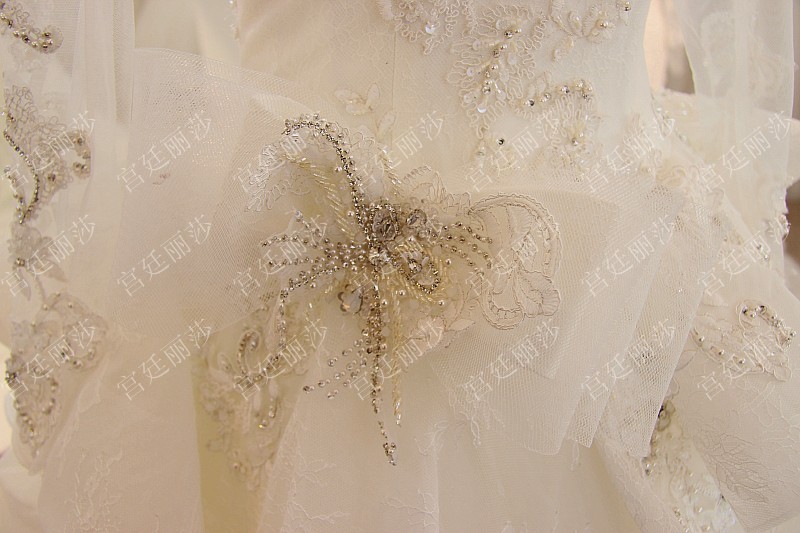 BRL019 **พรีออเดอร์**ชุดแต่งงานหรูหราประดับดอกไม้ผสมเพชรและคริสตัล สวยงามดุจเจ้าหญิง