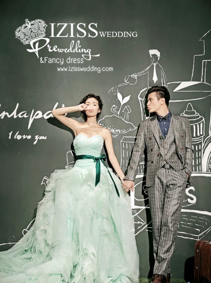 PW112 - **พร้อมส่งทั้งเซ็ท**ชุดคู่ถ่ายพรีเวดดิ้ง (prewedding dress) & ชุดแต่งงานแฟนซี (Fancy wedding dress)ชายหญิง "ธีมสีเขียว-เทา"