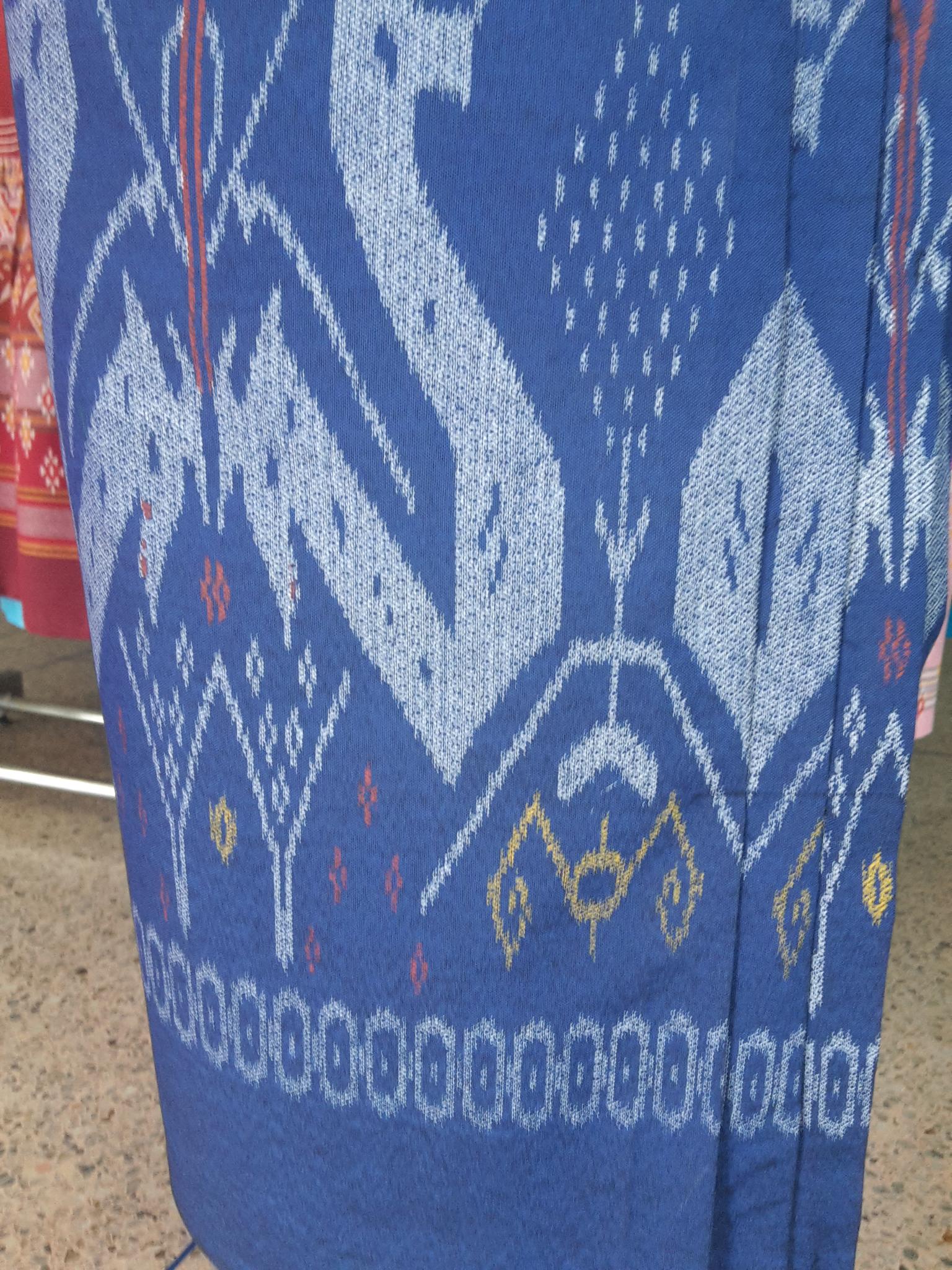 ผ้าซิ่นสำเร็จรูปผ้าซิ่นผ้าฝ้าย แบบป้ายแต่งจีบกระดุมปั้มลายฉัตรนาค ผ้าซิ่นตัดสำเร็จลายฉัตรนาคย้อมคราม