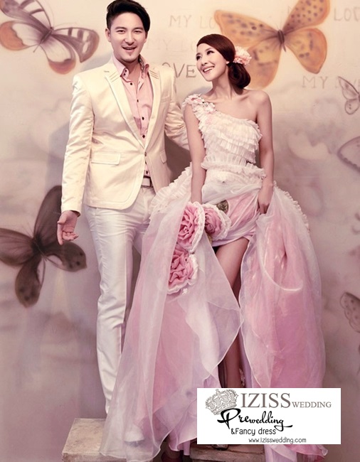 PW120 - **พร้อมส่งทั้งเซ็ท** ชุดคู่ถ่ายพรีเวดดิ้ง (prewedding dress) & ชุดแต่งงานแฟนซี (Fancy wedding dress)ชายหญิง "ธีมสีชมพู-ขาว"