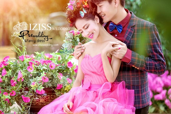 PW315 - **พรีออเดอร์เฉพาะชุดผู้หญิง** ชุดคู่ถ่ายพรีเวดดิ้ง (prewedding dress) & ชุดแต่งงานแฟนซี (Fancy wedding dress)ชายหญิง "ธีมสีชมพู-แดงน้ำเงิน"