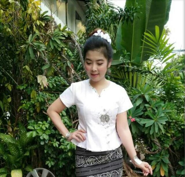 เสื้อผ้าไทยพื้นเมืองสไตน์อิสาน เสื้อผ้าฝ้ายสีขาวภูไทย เสื้อใส่ผ้าซิ่นสีขาว เสื้อผ้าฝ้ายสีขาวคอจีนกระดุมหน้า สำเนา