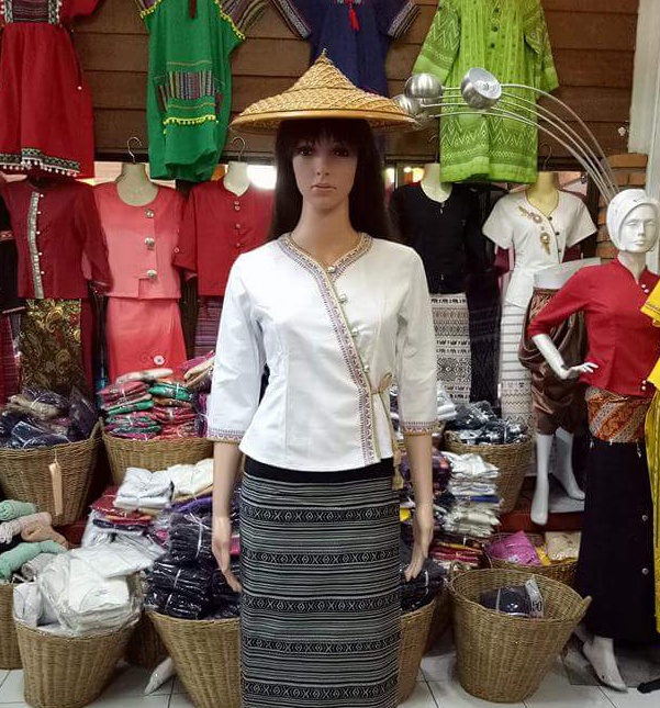 เสื้อผ้าไทยแขนสามส่วนสีขาว เสื้อผ้าฝ้ายสวยๆสีขาวเดินเทปคู่ เสื้อทำงานผ้าไทยแขนสามส่วน เสื้อผ้าฝ้ายคอจีนสีขาว