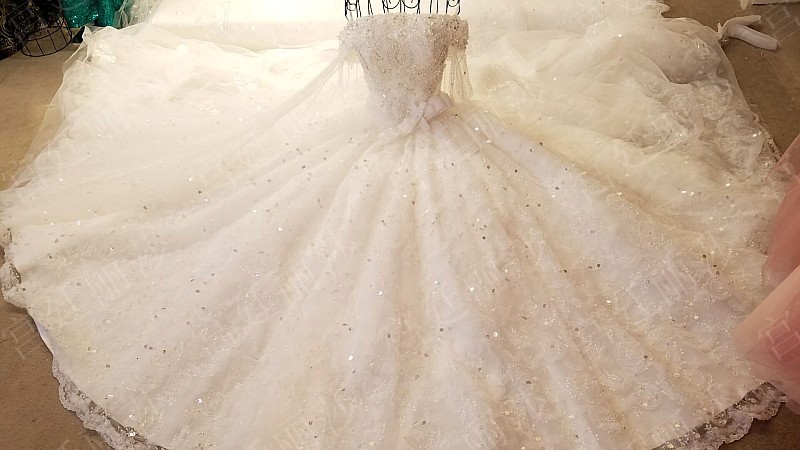 BRL030 **พรีออเดอร์**ชุดแต่งงานหรูหราประดับดอกไม้ผสมเพชรและคริสตัล สวยงามดุจเจ้าหญิง