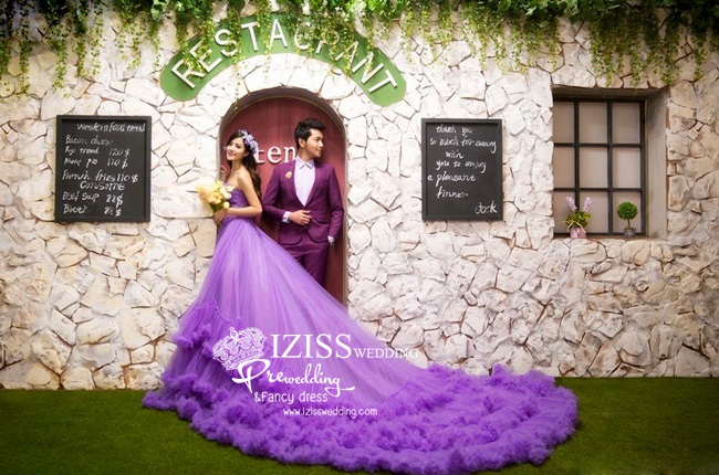 PW081 **พร้อมส่งทั้งเซ็ทค่ะ** ชุดคู่ถ่ายพรีเวดดิ้ง (prewedding dress) & ชุดแต่งงานแฟนซี (Fancy wedding dress)ชายหญิง "ธีมสีม่วง"