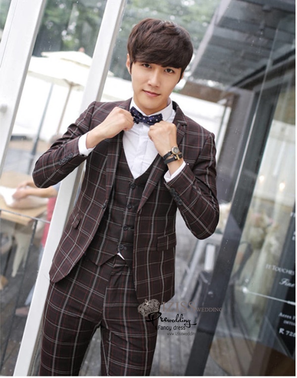 ST043- **พรีออเดอร์**สูทผู้ชายสีน้ำตาลลายตารางแขนยาว พร้อมกางเกง ชุดสูทเจ้าบ่าว สูทแฟนซี ถ่ายพรีเวดดิ้ง & ชุดแต่งงานแฟนซี (Fancy wedding dress) สูทผู้ชายสีน้ำตาลลายตาราง