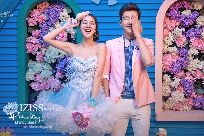 PW299 - **พรีออเดอร์** ชุดคู่ถ่ายพรีเวดดิ้ง (prewedding dress) & ชุดแต่งงานแฟนซี (Fancy wedding dress)ชายหญิง "ธีมสีขาวฟ้า-ชมพู"