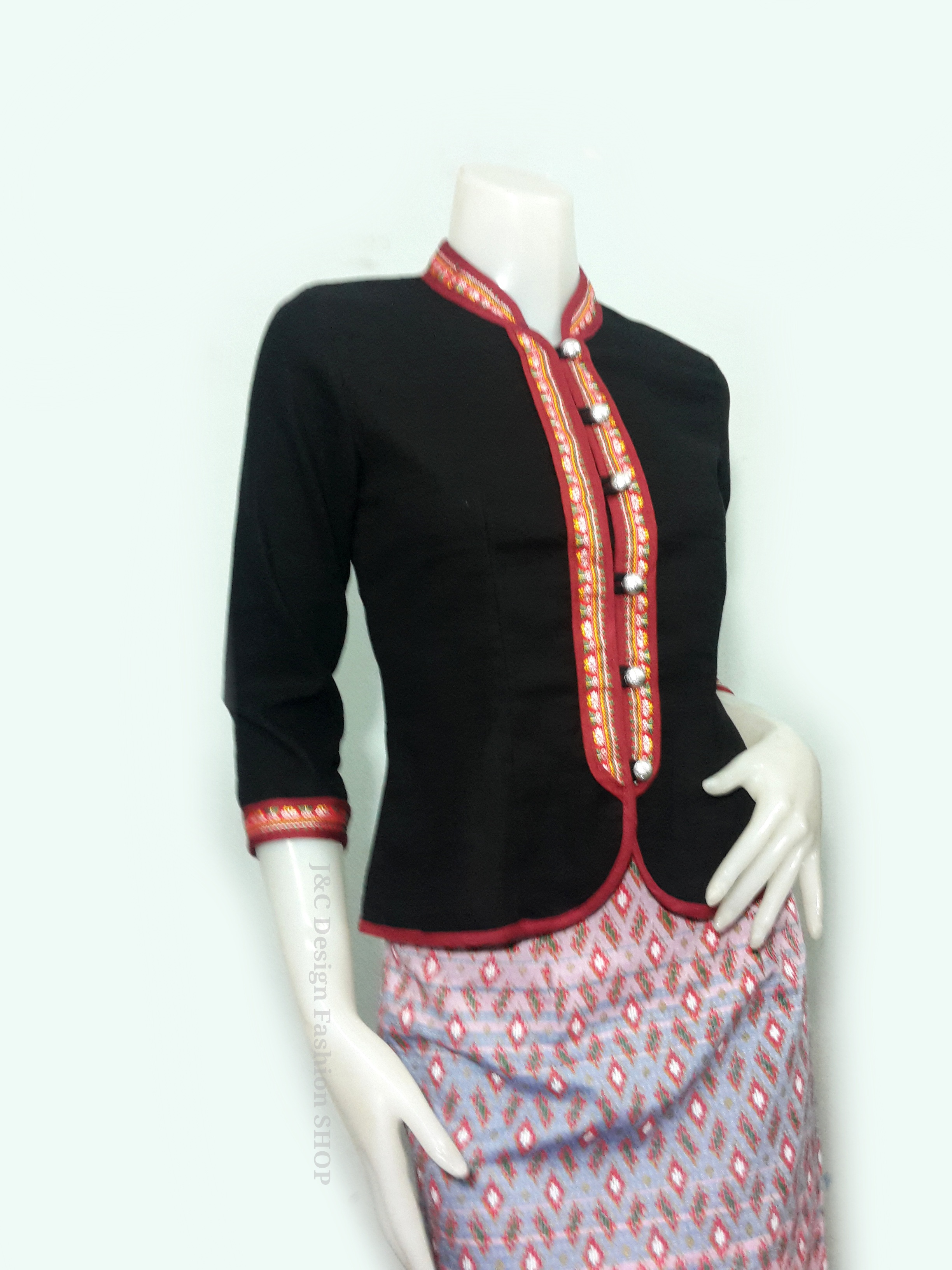 เสื้อผ้าไทยสีดำเดินเทปคู่ เสื้อผ้าฝ้ายสีดำคอจีนสไตน์ภูไท เสื้อทำงานผ้าไทยสีดำคอจีน เสื้อผ้าฝ้ายสีดำแขนสามส่วน แต่งกุ้นสีแดงเทปคู่