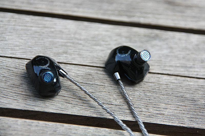 ขาย หูฟัง TTPOD T2E หูฟัง3 Driver (2BA 1Dynamic) สายชุบเงิน รุ่นเบสหนัก - สีน้ำเงินใส