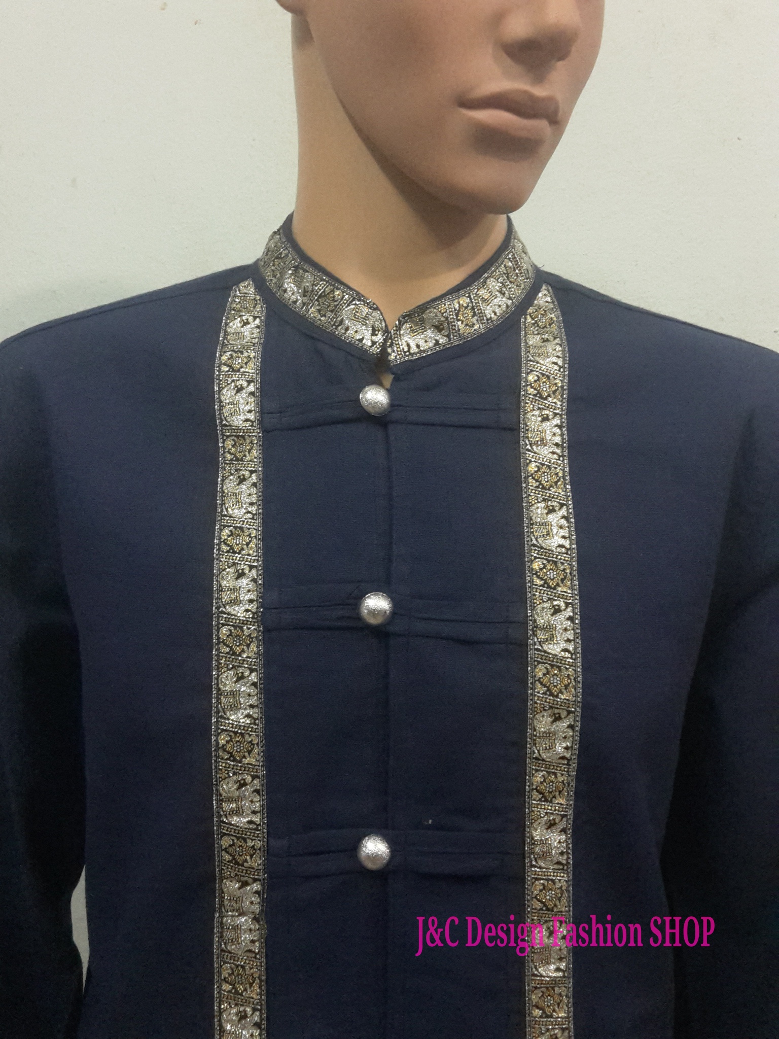 เสื้อผ้าไทยชายผ้าพื้นเมืองม้อฮ่อม เสื้อผ้าฝ้ายชายแต่งผ้าขลิบลายและปักผ้าด้นมือแต่งดระดุมเหรียญ เสื้อผ้าฝ้ายซินมัยชายม้อฮ่อมแต่งเหรียญ