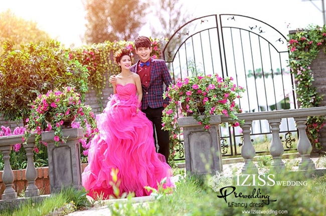 PW315 - **พรีออเดอร์เฉพาะชุดผู้หญิง** ชุดคู่ถ่ายพรีเวดดิ้ง (prewedding dress) & ชุดแต่งงานแฟนซี (Fancy wedding dress)ชายหญิง "ธีมสีชมพู-แดงน้ำเงิน"