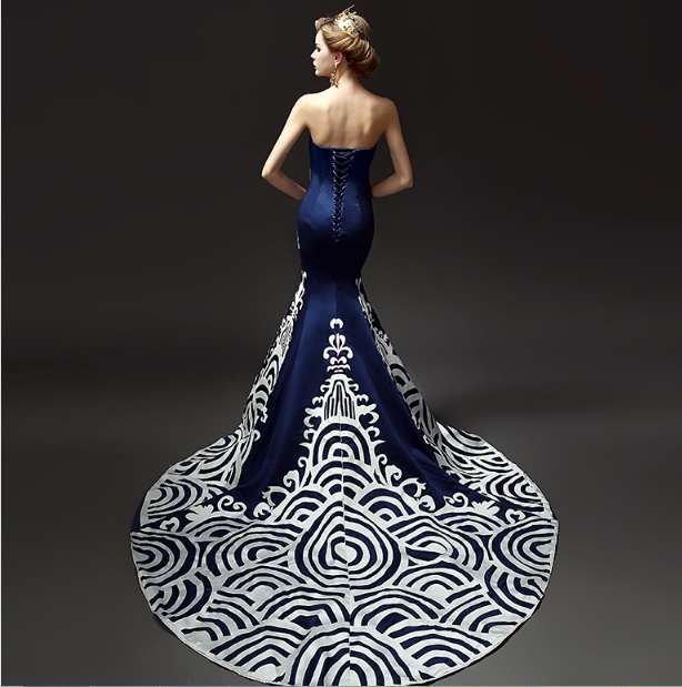 PW536 - **พรีออเดอร์มีสีน้ำเงินมังกรขาวกับสีขาวมังกรสีน้ำเงินค่ะ** ชุดกี่เพ้าสีน้ำเงินลายมังกรสีขาวแขนสั้น ชุดยกน้ำชา ชุดคู่ถ่ายพรีเวดดิ้ง (prewedding dress) & ชุดแต่งงานแฟนซี (Fancy wedding dress)ชายหญิง "ธีมสีน้ำเงิน"