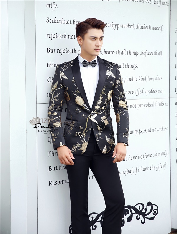 ST104- **พรีออเดอร์**สูทแฟนซีผู้ชายสีดำลายกุหลาบสีทอง ตัดปกสีดำ พร้อมกางเกง ชุดสูทเจ้าบ่าว สูทแฟนซี ถ่ายพรีเวดดิ้ง & ชุดแต่งงานแฟนซี (Fancy wedding dress) สูทผู้ชายสีดำลายกุหลาบสีทอง