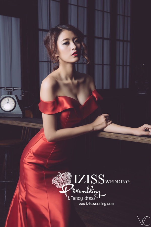 PW451- **พรีออเดอร์สีเขียว และสีแดง**ชุดเดรสสีเขียว เดรสสีแดง ชุดถ่ายพรีเวดดิ้ง (prewedding dress) & ชุดแต่งงานแฟนซี (Fancy wedding dress) "ธีมสีเขียว แดง"