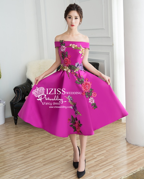 PW541 - **พรีออเดอร์ค่ะ พรีออเดอร์มี 5 สีทั้งสั้น+ยาวค่ะ สีแดง แดงไวน์ เขียว น้ำเงินและม่วงค่ะ** ชุดกี่เพ้าสั้นสีแดง ชุดยกน้ำชา ชุดคู่ถ่ายพรีเวดดิ้ง (prewedding dress) & ชุดแต่งงานแฟนซี (Fancy wedding dress)ชายหญิง "ธีมสีแดง"