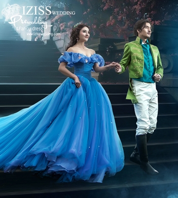 PW310 - **พรีออเดอร์ค่ะ** ชุดคู่ถ่ายพรีเวดดิ้ง (prewedding dress) & ชุดแต่งงานแฟนซี (Fancy wedding dress)ชายหญิง "ธีมสีเจ้าหญิงสีน้ำเงิน-เจ้าชายชุดสีเขียว"