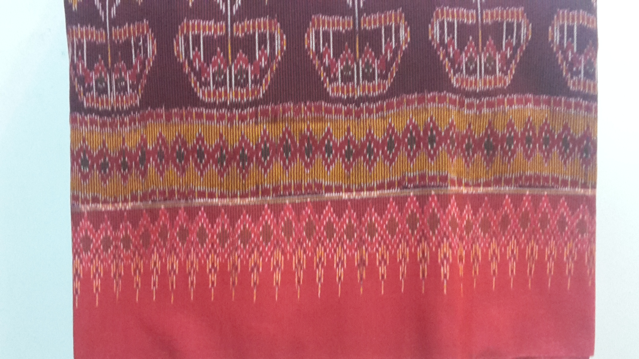 ผ้าซิ่นตีนแดง ผ้าฝ้ายตีนแดง ผ้าทอพื้นเมืองบุรีรัมย์ ลายกุหลาบเชิงมาลัยซีกอัปสรา ขนาด1.2× 2 เมตร ราชินีผ้าฝ้าย