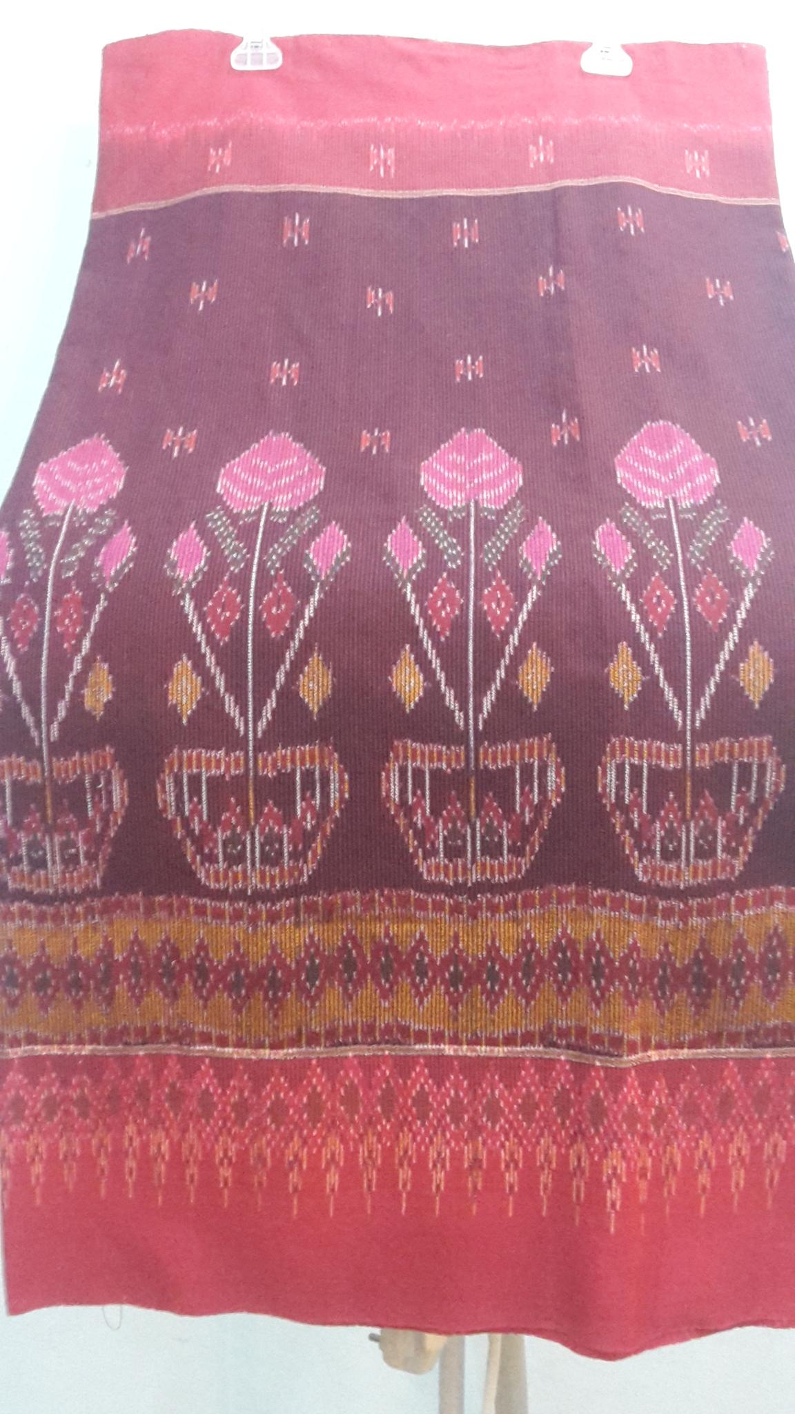 ผ้าซิ่นตีนแดง ผ้าฝ้ายตีนแดง ผ้าทอพื้นเมืองบุรีรัมย์ ลายกุหลาบเชิงมาลัยซีกอัปสรา ขนาด1.2× 2 เมตร ราชินีผ้าฝ้าย