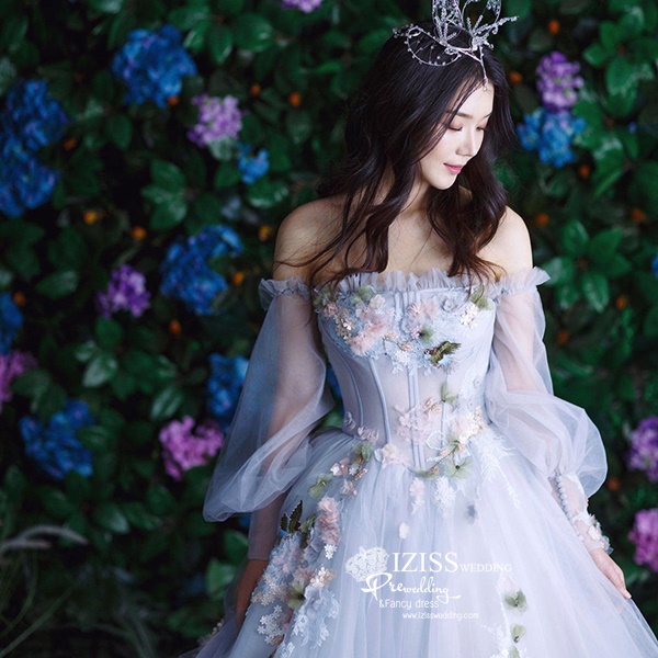 PW627 **พร้อมส่งชุดพรีเวดดิ้งผู้หญิงสีฟ้า** ชุดคู่ถ่ายพรีเวดดิ้ง (prewedding dress) & ชุดแต่งงานแฟนซี (Fancy wedding dress)ชายหญิง "ธีมสีฟ้า"