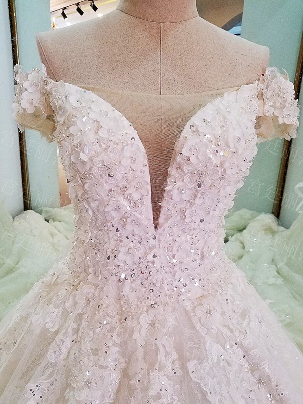 BRL067 **พรีออเดอร์**ชุดแต่งงานหรูหราประดับดอกไม้ผสมเพชรและคริสตัล สวยงามดุจเจ้าหญิง