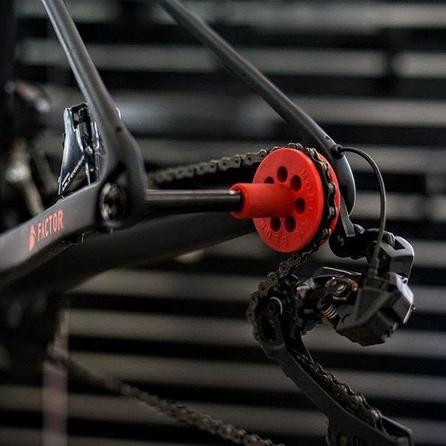 ตัวรั้งโซ่ ดันโซ่ ดันโซ่จักรยาน เซอร์วิส Morgan Blue Chain Keeper Thru Axle