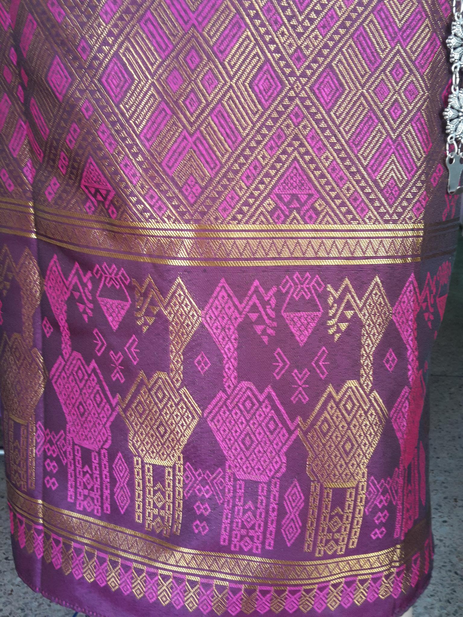 ผ้าถุงไหมลาวขิดสำเร็จรูป ผ้าซิ่นสำเร็จรูปผ้าซิ่นตีนจกไหมขิดลาว แบบป้ายเลื่อนตะขอ สีชมพูเมทอลลิค