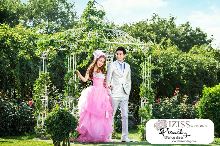 PW282 - **พรีออเดอร์ค่ะ** ชุดคู่ถ่ายพรีเวดดิ้ง (prewedding dress) & ชุดแต่งงานแฟนซี (Fancy wedding dress)ชายหญิง "ธีมสีชมพู-ขาว"
