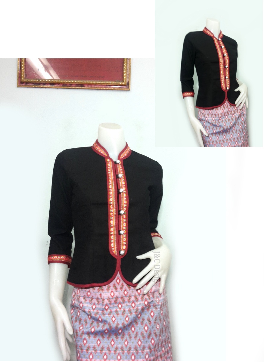 เสื้อผ้าไทยสีดำเดินเทปคู่ เสื้อผ้าฝ้ายสีดำคอจีนสไตน์ภูไท เสื้อทำงานผ้าไทยสีดำคอจีน เสื้อผ้าฝ้ายสีดำแขนสามส่วน แต่งกุ้นสีแดงเทปคู่