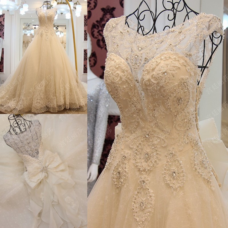 BRL010 **พรีออเดอร์**ชุดแต่งงานหรูหราประดับดอกไม้ผสมเพชรและคริสตัล สวยงามดุจเจ้าหญิง