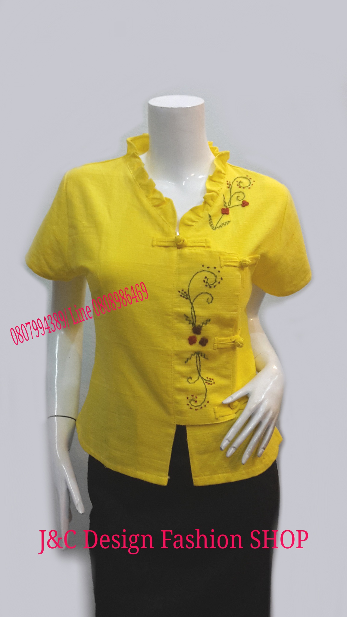 เสื้อผ้าฝ้ายสีเหลืองคอปาดปักดอกไม้เถา ,เสื้อคอจีนสีเหลือง, เสื้อผ้าฝ้าย,เสื้อลูกไม้,เสื้อใส่กับผ้าถุงไทย,เสื้อใส่กับกระโปรงผ้าไทย ชุดแซกผ้าไทย ,ผ้าทอพื้นเมือง,ผ้าย้อมคราม,ผ้าซิ่นตีนแดง,ผ้าลูกไม้,ชุดผ้าไทย,ชุดผ้าฝ้าย,ชุดผ้าฝ้ายทำงาน ชุดทำงานผ้าไทย,ชุดไปงาน