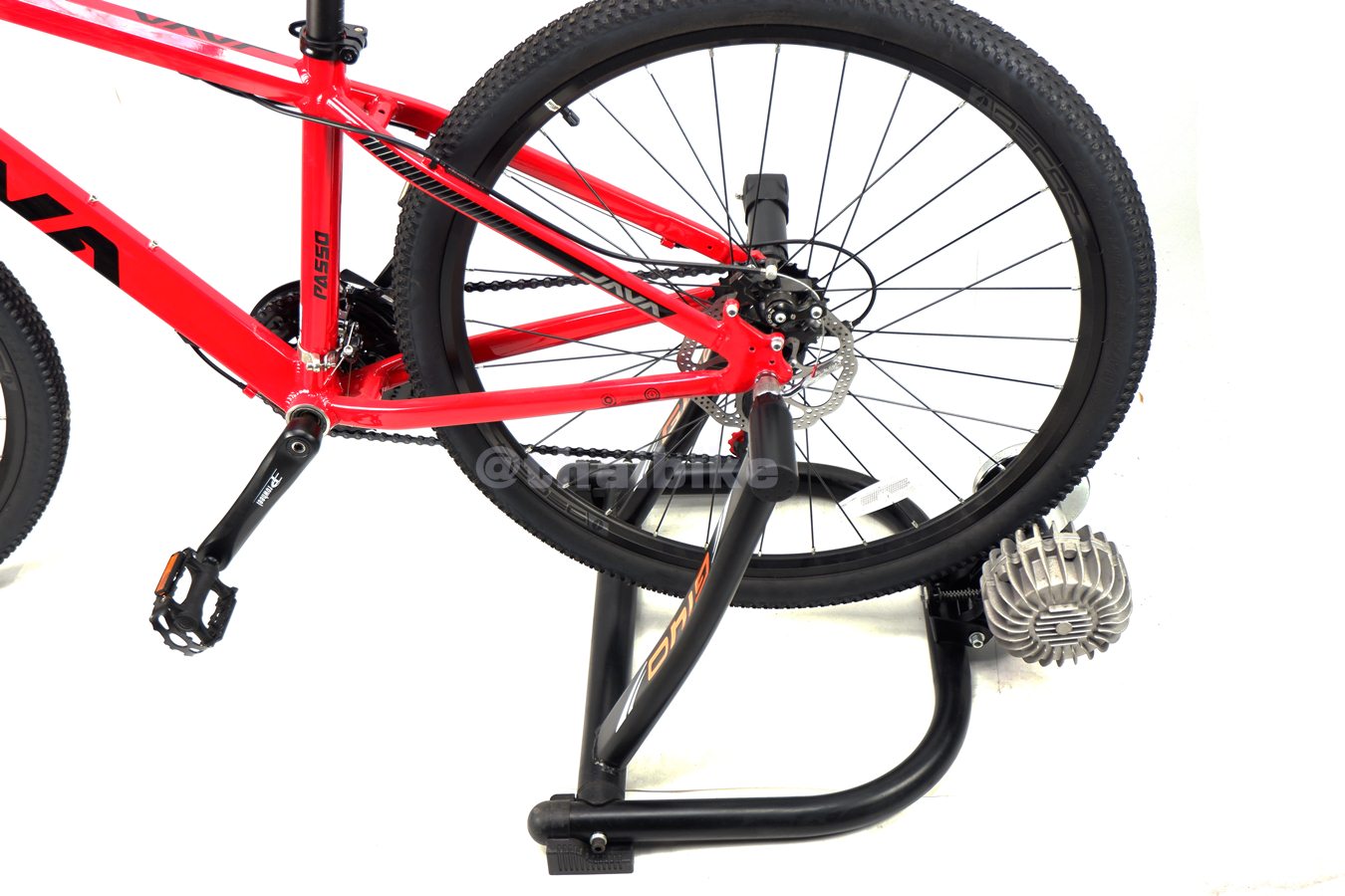 เทรนเนอร์จักรยาน GIYO จับดุมหลัง แบบน้ำมัน ปั่นในบ้าน เสียงเบา รองรับ 16-29 นิ้ว