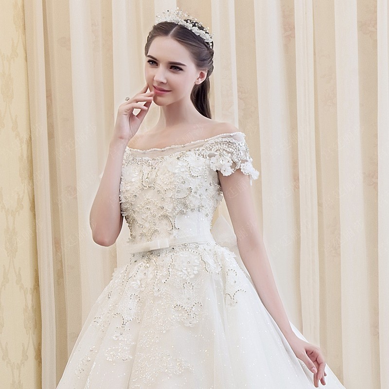 BRL050 **พรีออเดอร์**ชุดแต่งงานหรูหราประดับดอกไม้ผสมเพชรและคริสตัล สวยงามดุจเจ้าหญิง