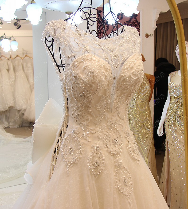 BRL010 **พรีออเดอร์**ชุดแต่งงานหรูหราประดับดอกไม้ผสมเพชรและคริสตัล สวยงามดุจเจ้าหญิง