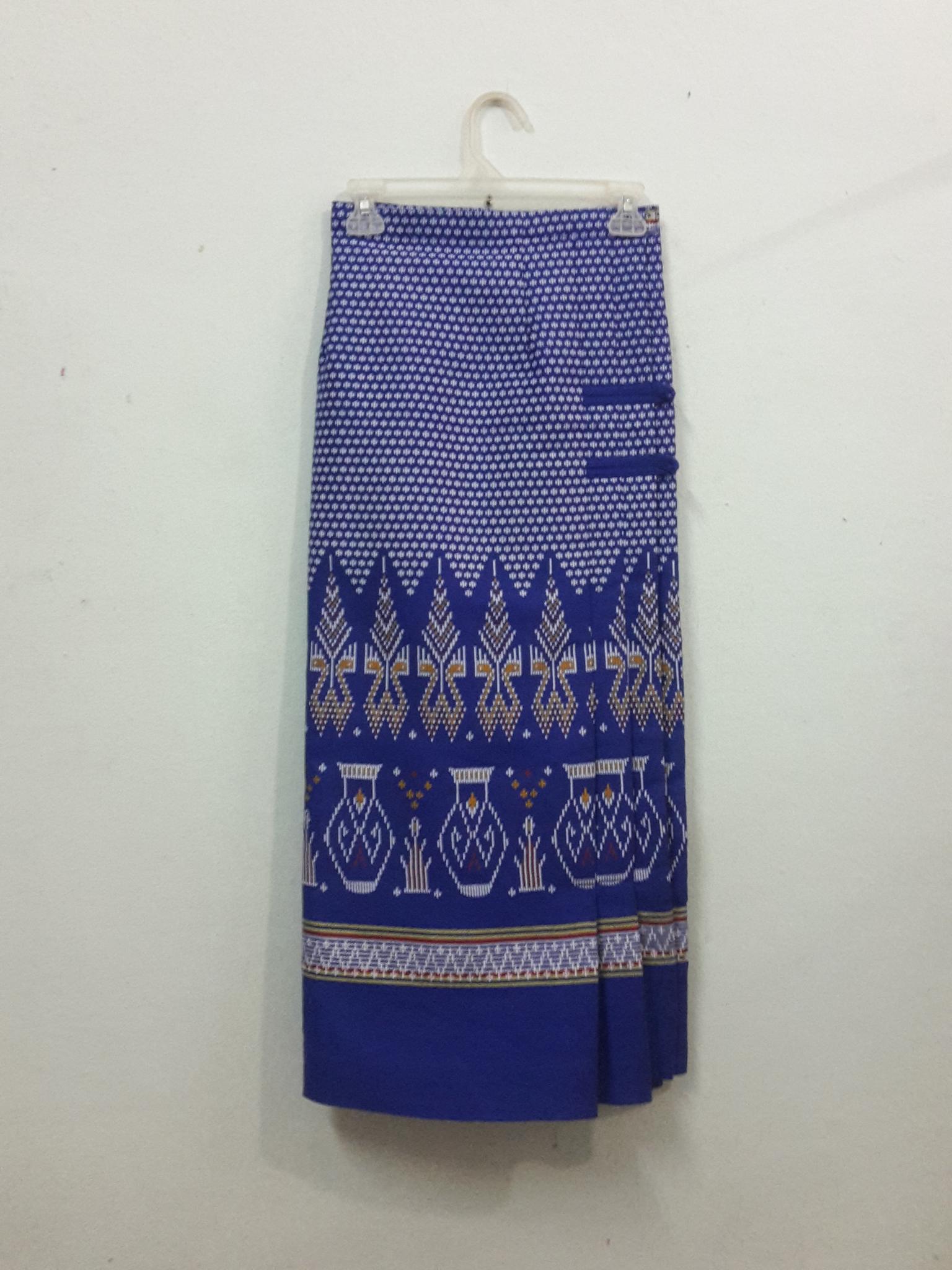 ผ้าซิ่นสำเร็จรูปผ้าซิ่นผ้าฝ้าย แบบป้ายแต่ง 3 จีบกระดุมกระลา ผ้าถุงสำเร็จรูปสีน้ำเงินสว่าง