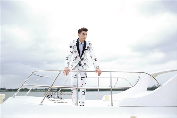 ST103- **พรีออเดอร์**สูทแฟนซีผู้ชายสีขาวลายปลาผสมดอกไม้และนก ตัดปกสีดำ พร้อมกางเกง ชุดสูทเจ้าบ่าว สูทแฟนซี ถ่ายพรีเวดดิ้ง & ชุดแต่งงานแฟนซี (Fancy wedding dress) สูทผู้ชายสีขาวลายปลาทองผสมดอกไม้