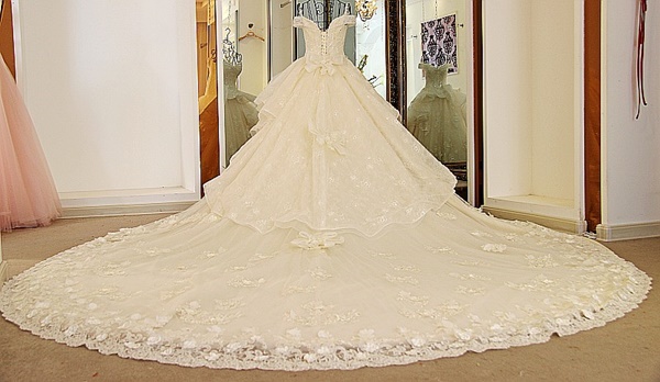 BRL073 **พรีออเดอร์**ชุดแต่งงานหรูหราประดับดอกไม้ผสมเพชรและคริสตัล สวยงามดุจเจ้าหญิง