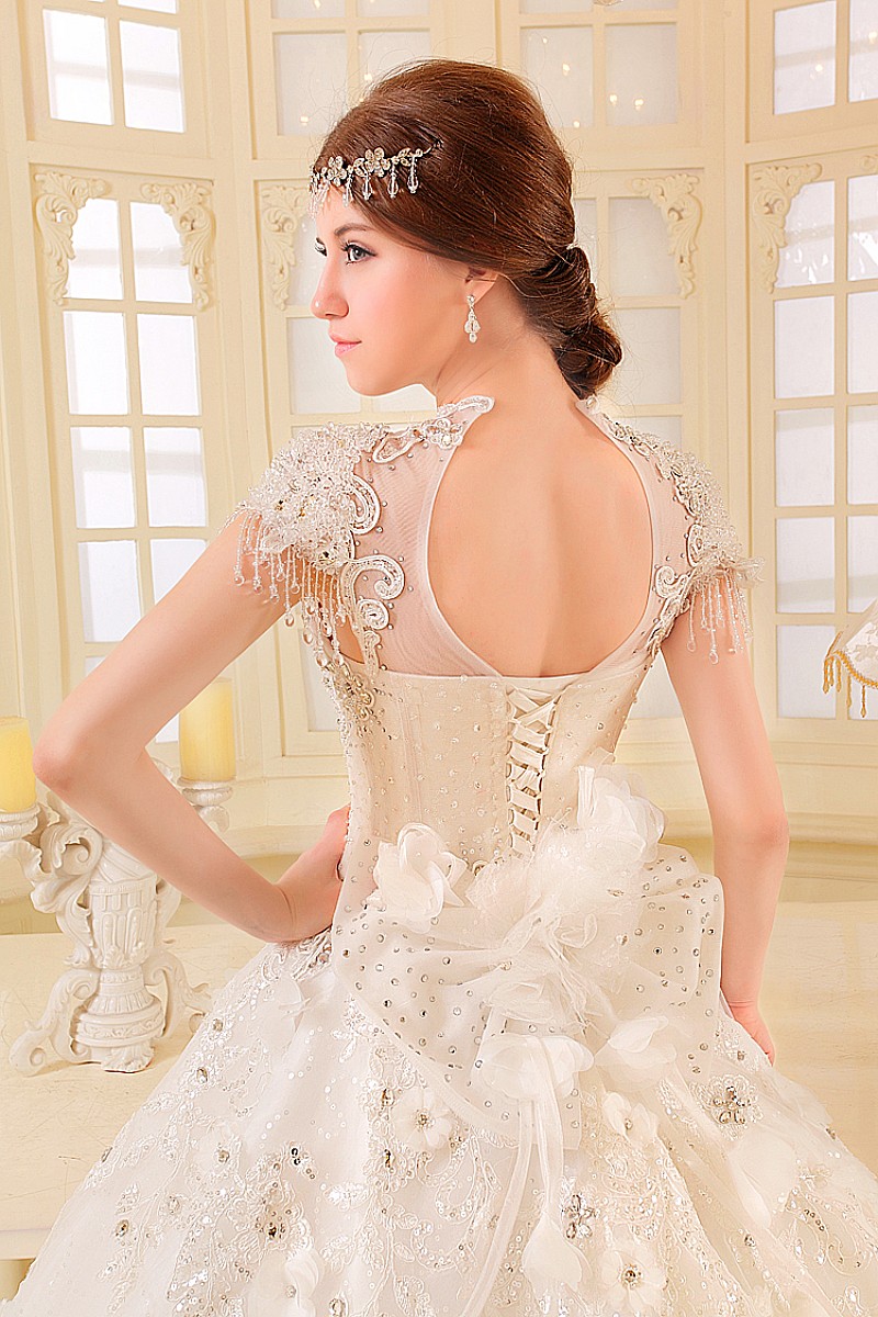 BRL047 **พรีออเดอร์**ชุดแต่งงานหรูหราประดับดอกไม้ผสมเพชรและคริสตัล สวยงามดุจเจ้าหญิง