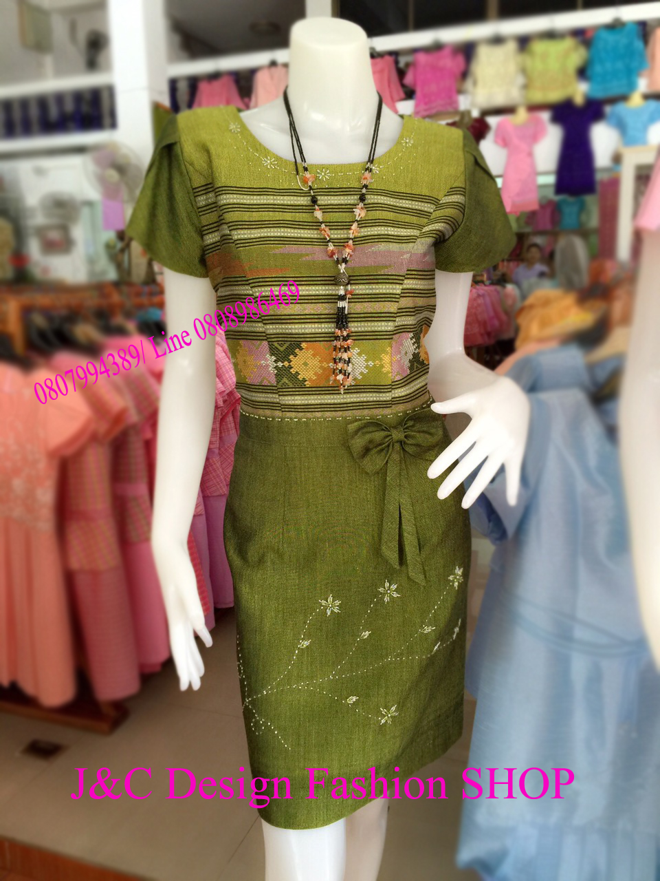 ชุดผ้าไทย ชุดแซกผ้าไทยชุดแซกผ้าไทยผ้าพื้นเมือง ชุดผ้าไทยลายน้ำไหลคอกลมปาด แขนกลีบบัว สีเขียวไพร สำเนา