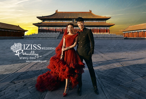 PW433- **พรีออเดอร์**ชุดคู่ถ่ายพรีเวดดิ้ง (prewedding dress) & ชุดแต่งงานแฟนซี (Fancy wedding dress)ชายหญิง "ธีมสีแดง"