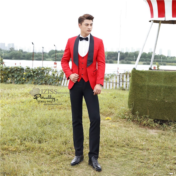 ST114- **พรีออเดอร์**สูทแฟนซีผู้ชายสีแดงเนื้อนูนลายดอกไม้ พร้อมกั๊กและกางเกง ชุดสูทเจ้าบ่าว สูทแฟนซี ถ่ายพรีเวดดิ้ง & ชุดแต่งงานแฟนซี (Fancy wedding dress) สูทผู้ชายสีแดงดำ