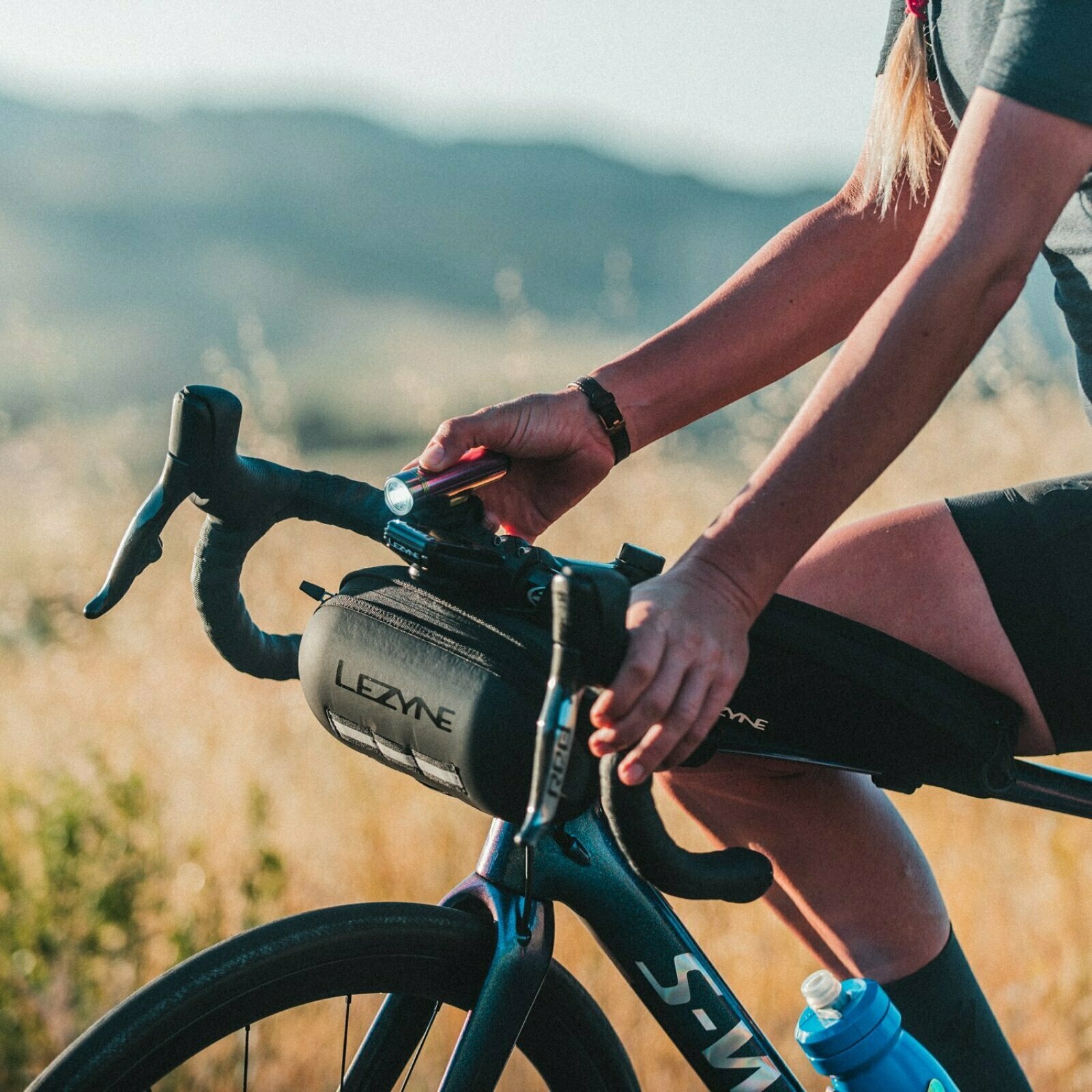 กระเป๋าหน้าจักรยาน LEZYNE HARD BAR CADDY 2.2L