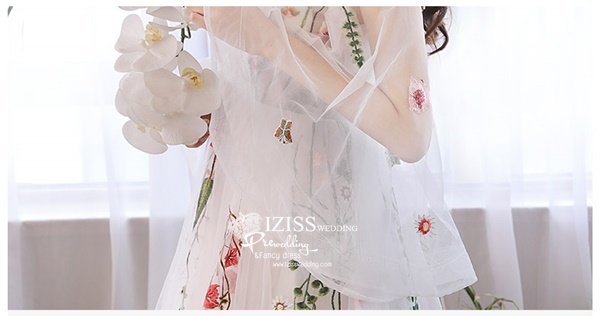PW585- **พรีออเดอร์ค่ะ**ชุดราตรี ชุดแฟนซี ชุดคู่ถ่ายพรีเวดดิ้ง (prewedding dress) & ชุดแต่งงานแฟนซี (Fancy wedding dress)ชายหญิง "ธีมสีขาวลายดอกไม้"