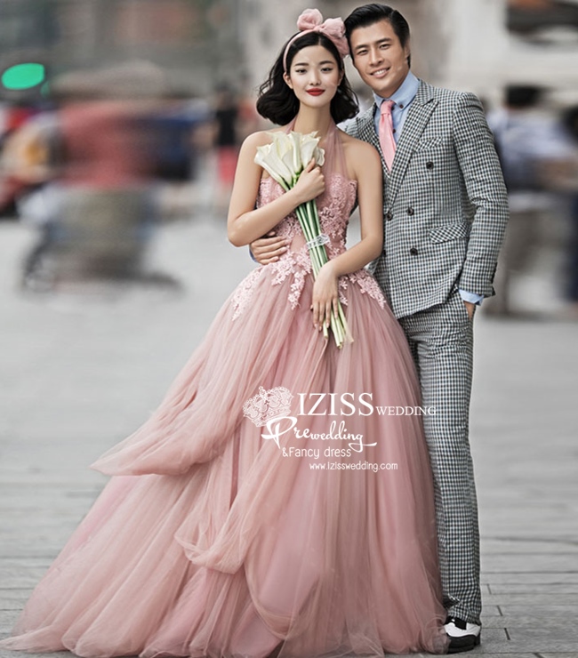 PW489 - **พรีออเดอร์เฉพาะชุดผู้หญิง** ชุดคู่ถ่ายพรีเวดดิ้ง (prewedding dress) & ชุดแต่งงานแฟนซี (Fancy wedding dress)ชายหญิง "ธีมสีชมพูนู้ด"