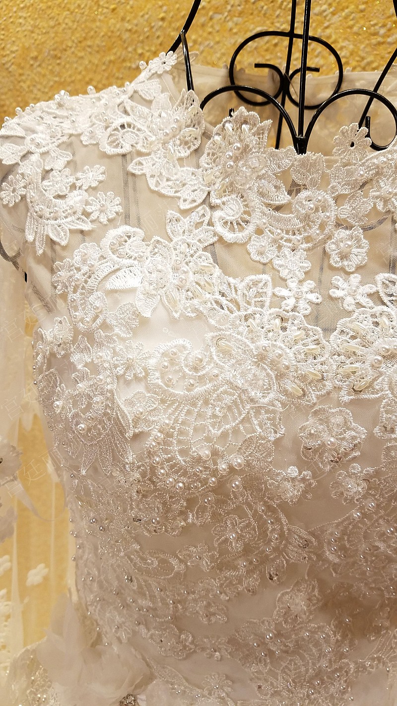 BRL031 **พรีออเดอร์**ชุดแต่งงานหรูหราประดับดอกไม้ผสมเพชรและคริสตัล สวยงามดุจเจ้าหญิง